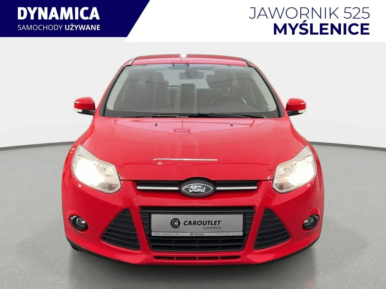 Czerwony Ford Focus 2010 z przodu, gotowy do jazdy.