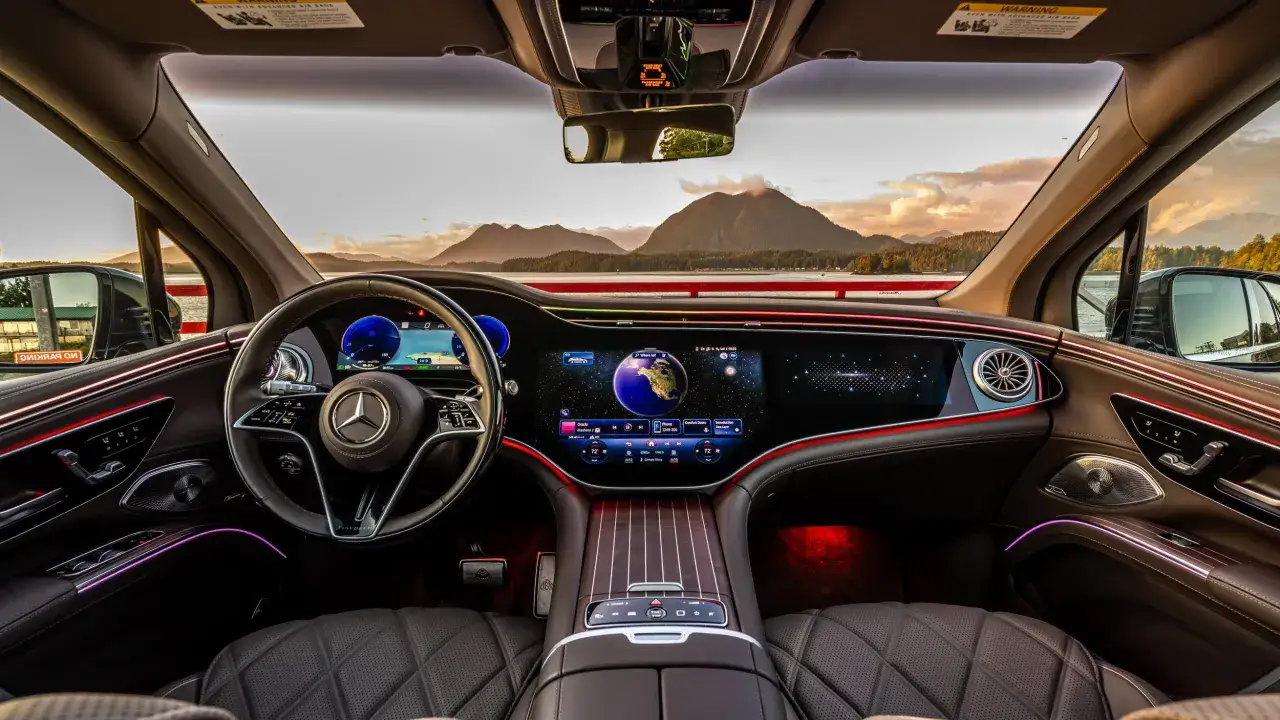 Luksusowe wnętrze Maybacha z panoramicznym widokiem na góry. Sprawdź aktualną maybach cena i poczuj komfort podróży.