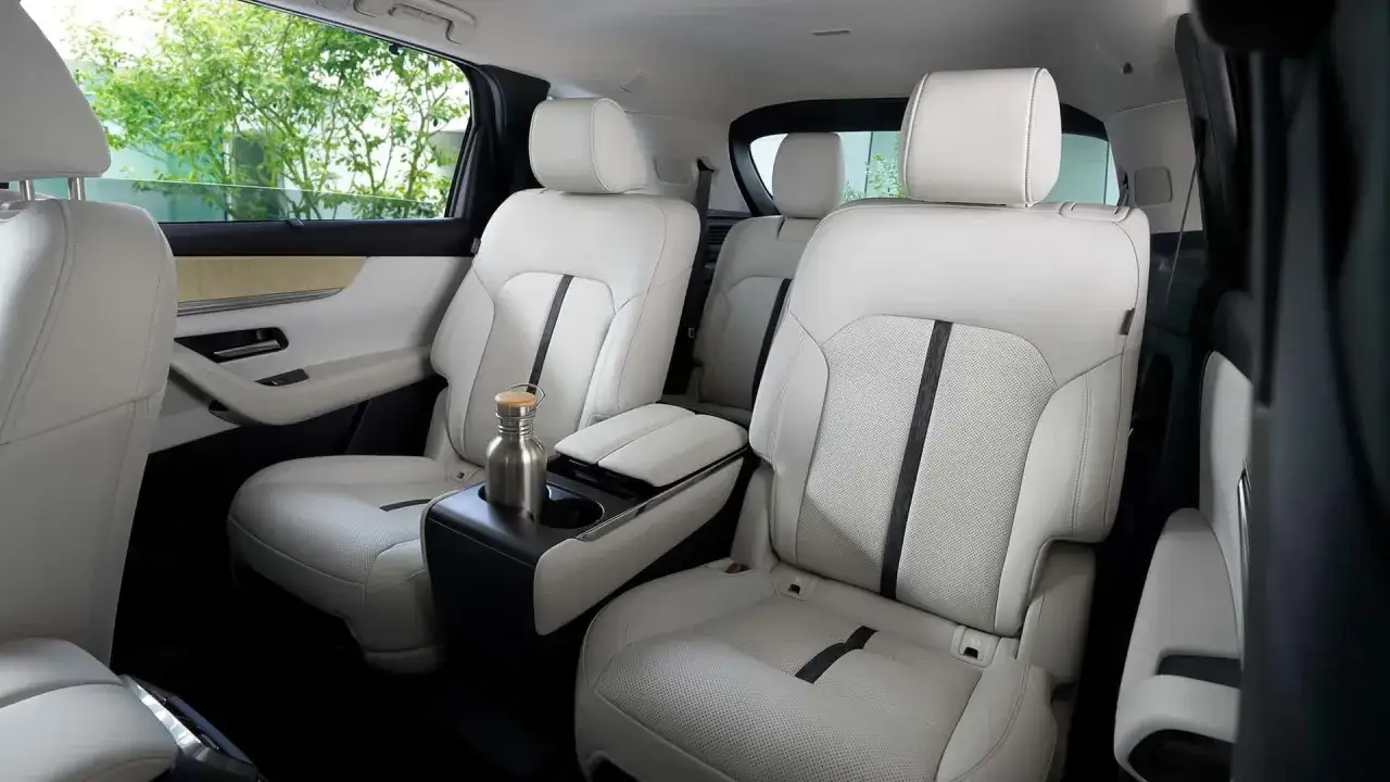 Wnętrze Mazdy CX-80 z jasnymi, skórzanymi fotelami i eleganckimi detalami. Idealne na rodzinne podróże.