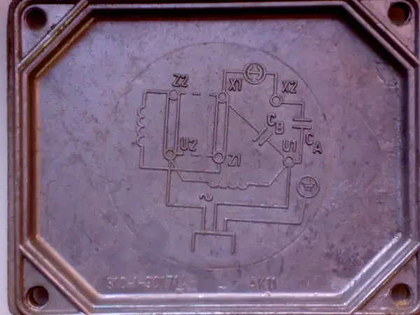 Schemat elektryczny na metalowej obudowie. Pomocne przy wyborze jaki kondensator do silnika 2.2 kw.