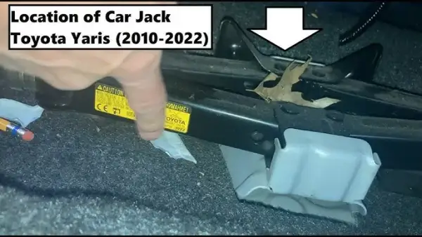 Gdzie schowano lewarek w Toyocie Yaris? Łatwy dostęp krok po kroku