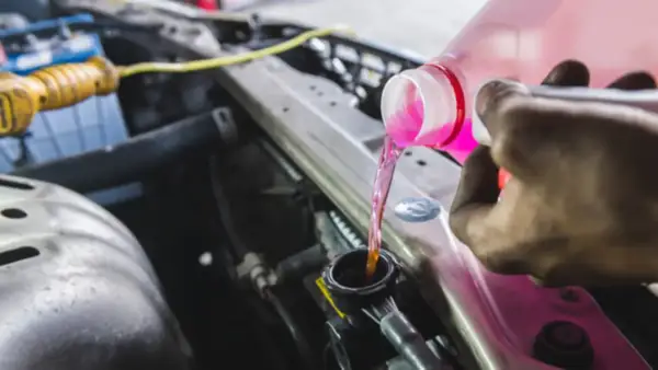 Jak bezpiecznie dolać płyn chłodniczy w Toyocie Corolli - poradnik