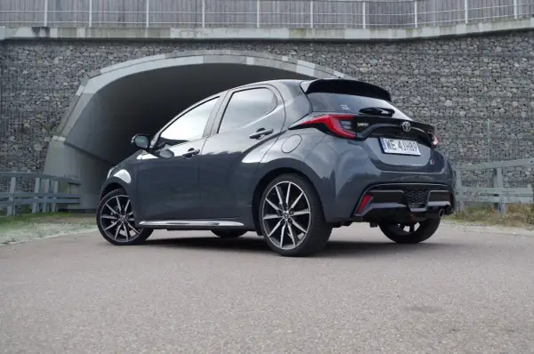 Ciemnoszary Toyota Yaris stoi na drodze przed tunelem.
