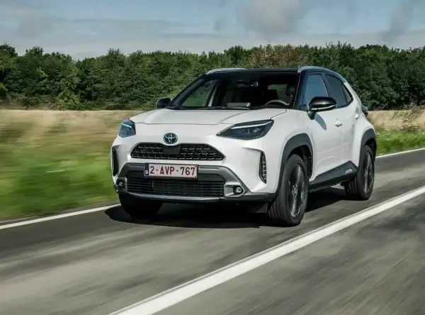 Biały Toyota Yaris Cross na drodze. Czy warto kupić ten miejski SUV?