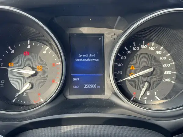 Komunikat "Sprawdź układ hamulca postojowego" na desce rozdzielczej Toyoty Avensis. Jak odblokować hamulec ręczny elektryczny?