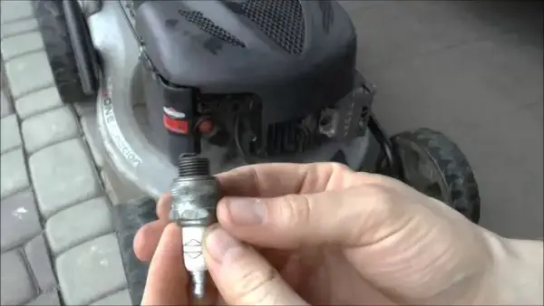 Prawidłowa przerwa na świecy w silniku Briggs & Stratton - poradnik serwisowy