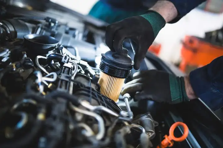 Mechanik wymienia filtr paliwa w silniku. To ważny element, który dba o czystość paliwa w Twoim Toyota Yaris 1.0.